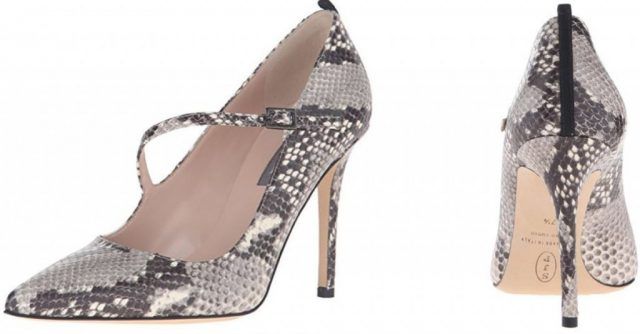 Le scarpe di Sarah Jessica Parker, in vendita su Amazon: decollete pitonate con laccetto