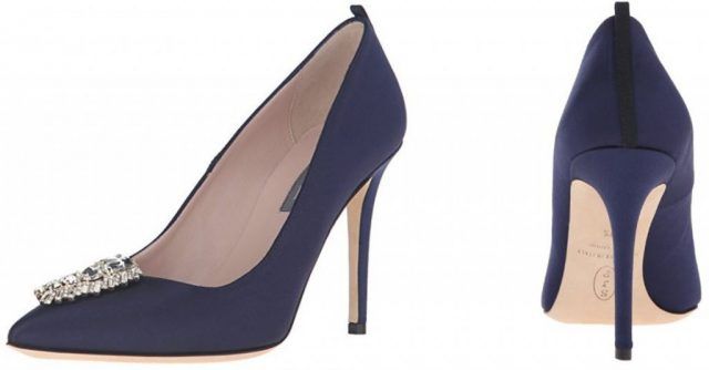 Le scarpe di Sarah Jessica Parker, in vendita su Amazon: decollete blu con dettaglio frontale