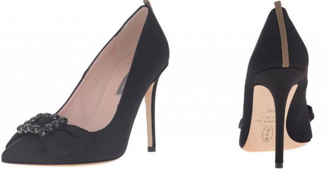 Le scarpe di Sarah Jessica Parker, in vendita su Amazon: decollete grigio petrolio