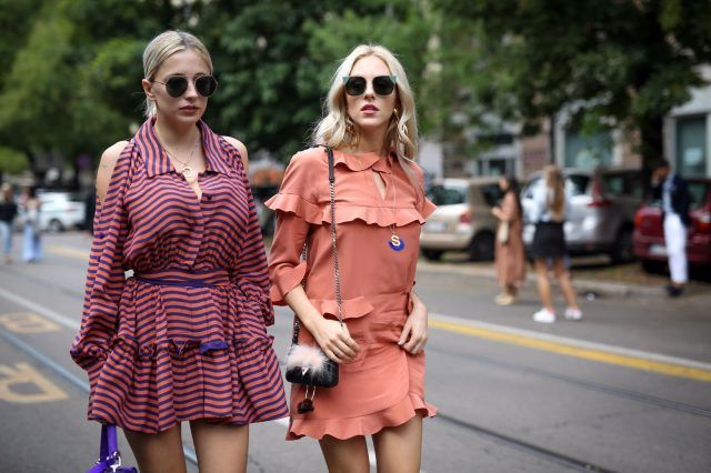 Milano Fashion Week, street style del secondo giorno: la cantante Caroline Vreeland e la blogger Shea Marie