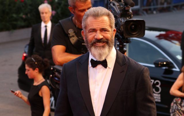 Mel Gibson sul red carpet di Hacksaw Ridge