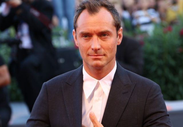 Jude Law sul red carpet di The Young Pope
