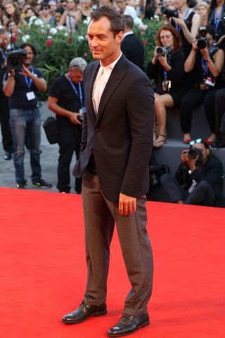 Jude Law sul red carpet di The Young Pope