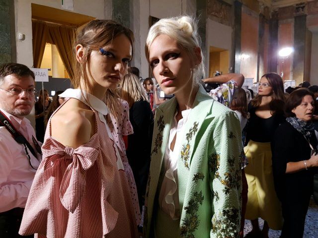 Le modelle indossano capi bon ton