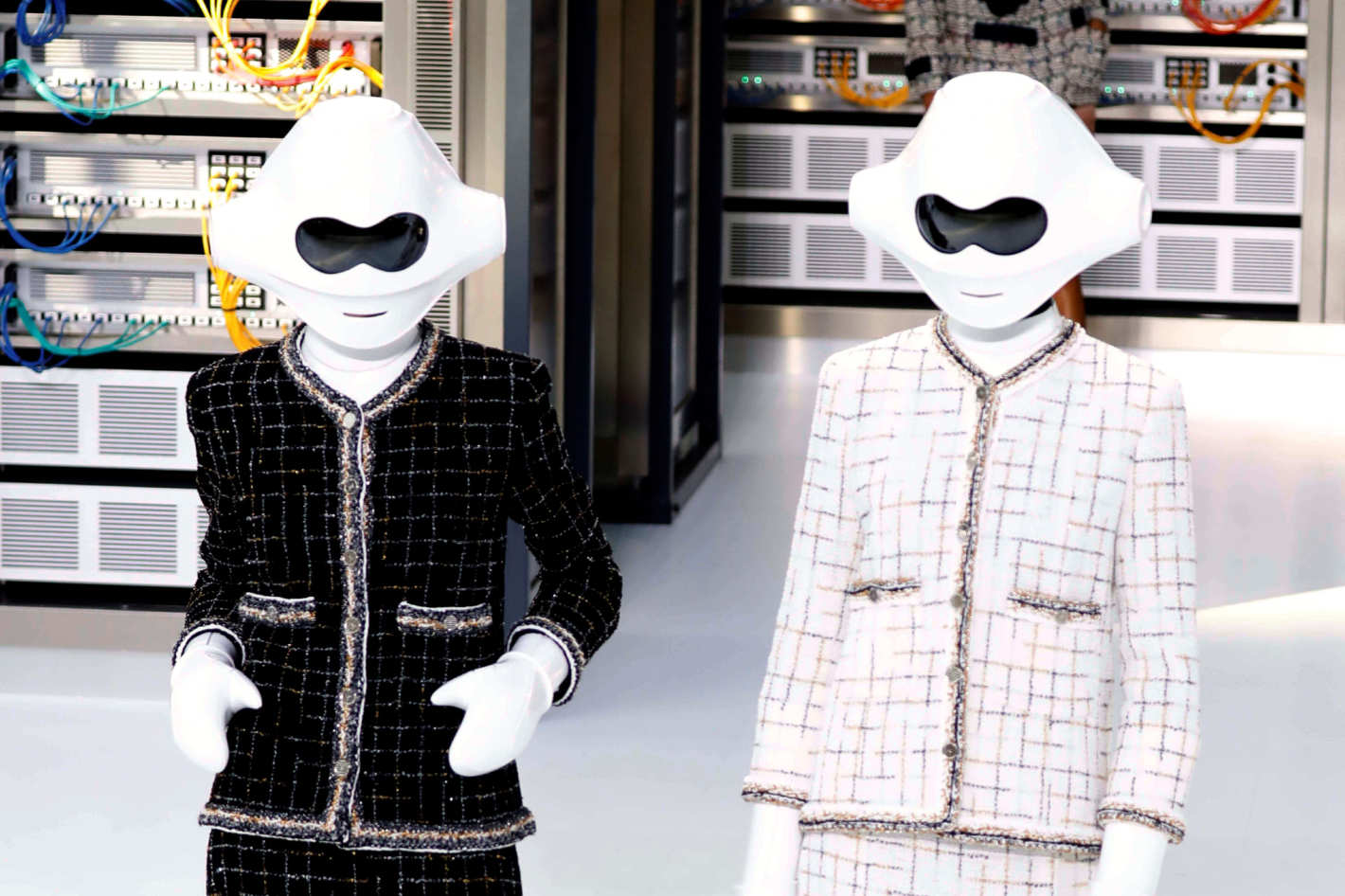 Chanel presenta i robot in tailleur