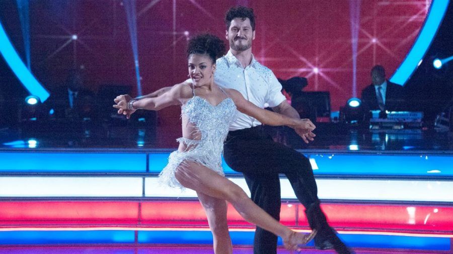 091316-oly-laurie-hernandez-val-chmerkovskiy-dwts-cha-cha-pi.vresize.1200.675.high.99