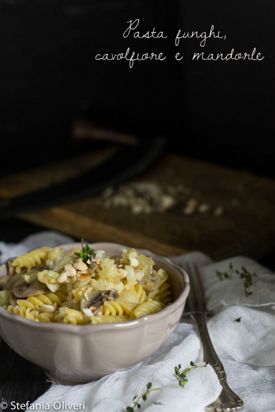 Pasta funghi, cavolfiore e mandorle