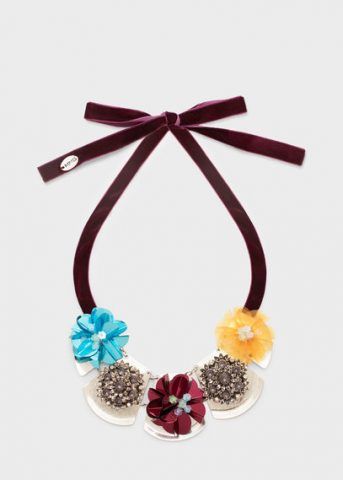Collana con laccetto in vellutto e fiori 19,90