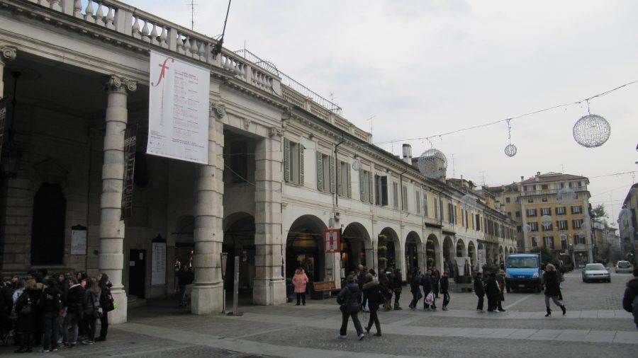 centro nevralgico dello shopping, davanti al favoloso teatro Grande