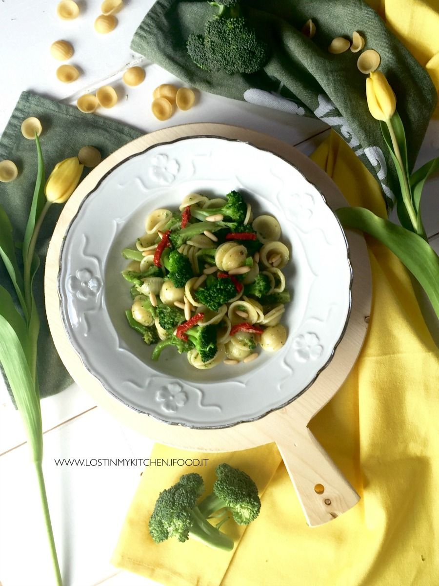 Orecchiette con broccoli piccanti, pinoli e acciughe