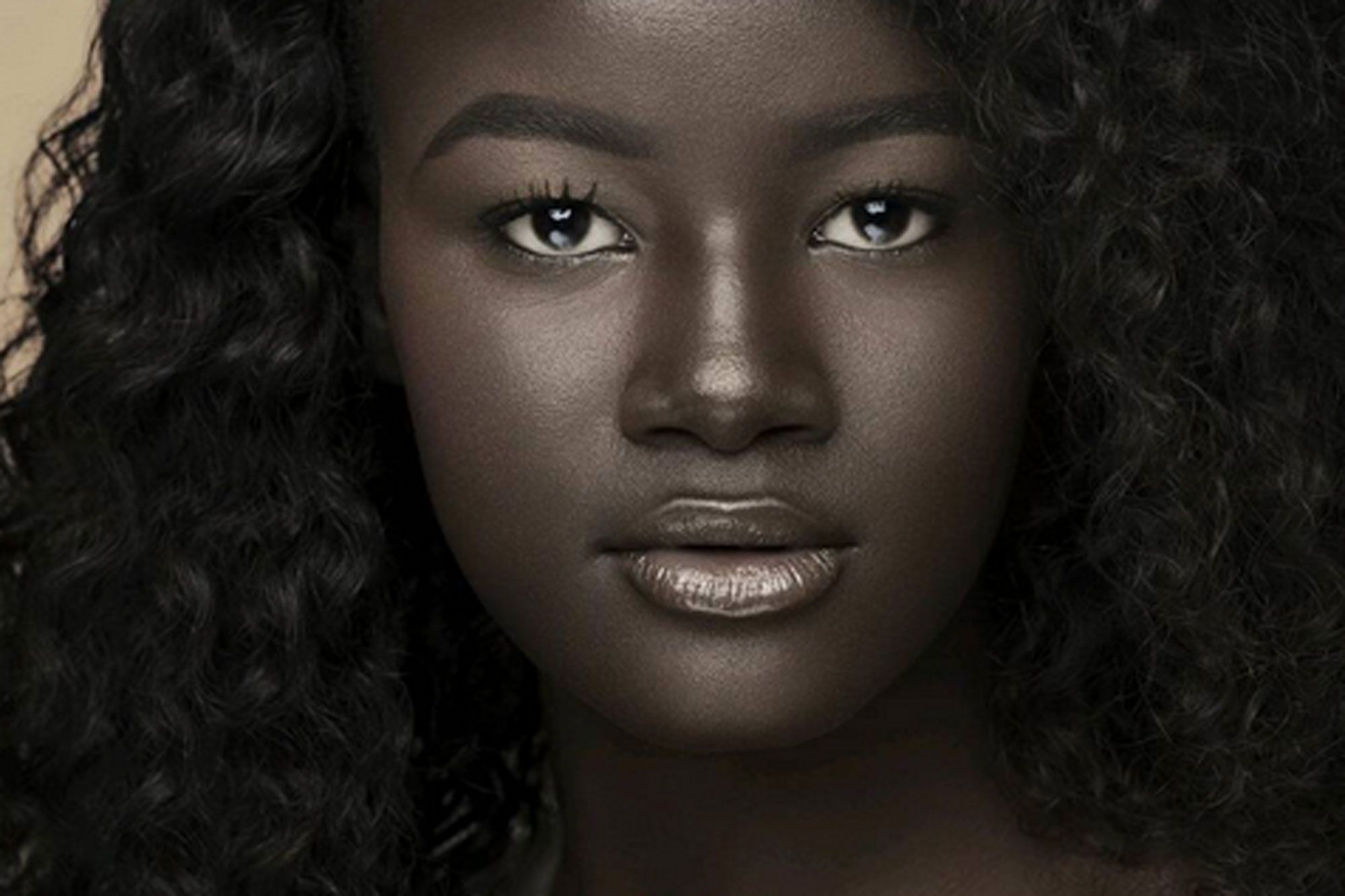 La storia della modella dalla pelle nera vittima dei bulli