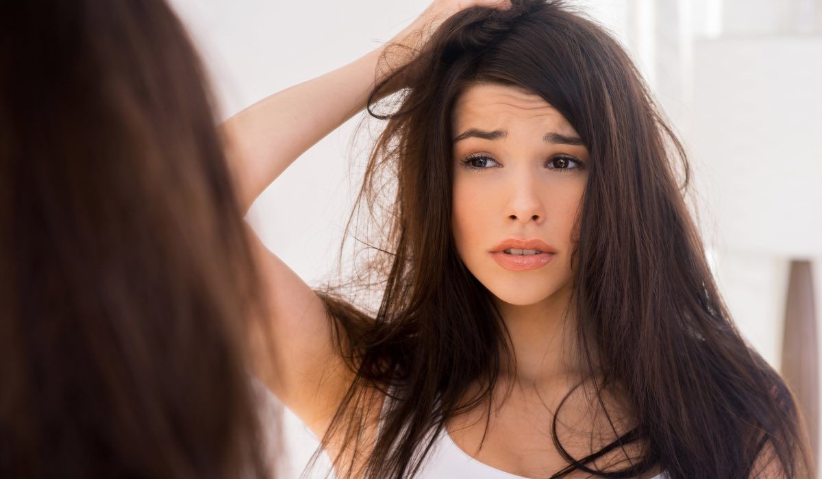 Capelli sporchi e unti? Ecco come sistemarli senza lavarli