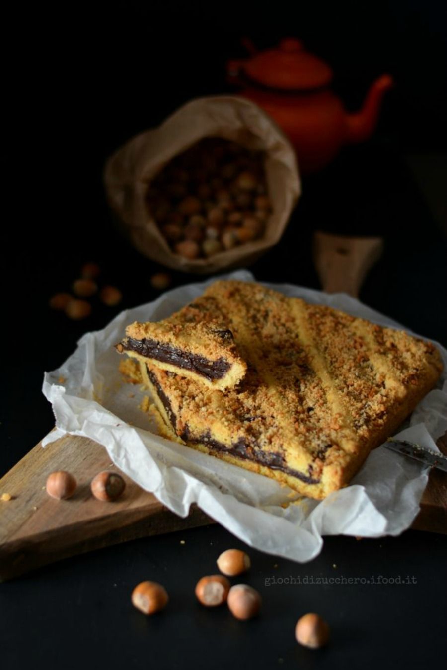 Crostata al cioccolato, nocciole e biscotti sbriciolati