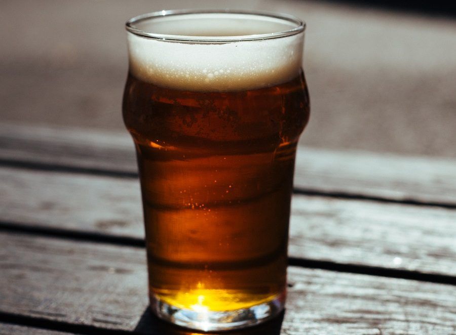 La birra è utile per i capelli opachi, ma come impacco