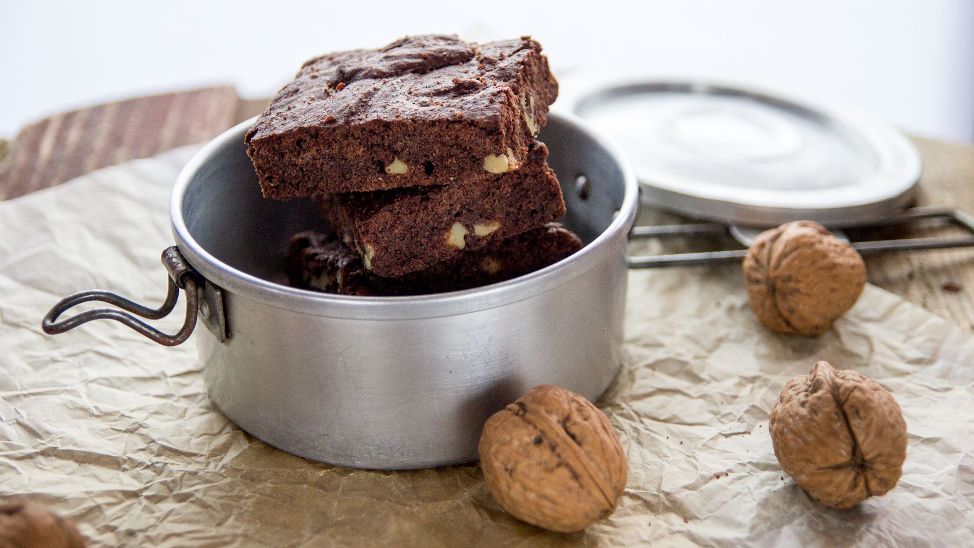 La ricetta facile e veloce dei brownies al cioccolato e noci