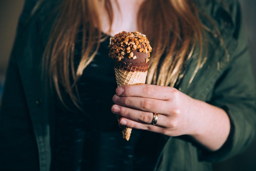 Un cono gelato al cioccolato