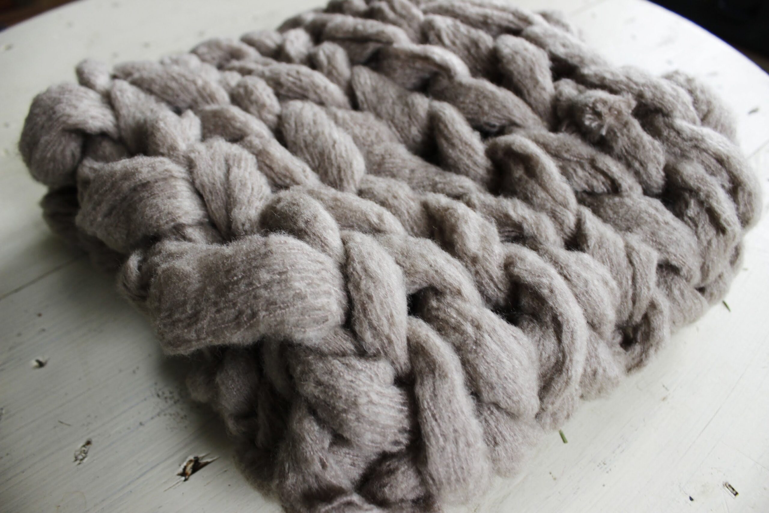 Se sferruzzi per 45 minuti puoi creare una coperta gigante fatta a maglia