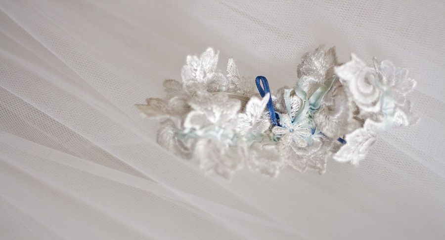 Una giarrettiera blu da indossare sotto l'abito da sposa