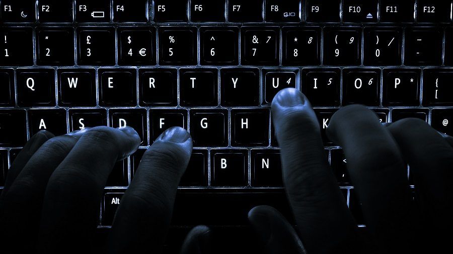 Attenzione al pericolo hacker su cellulari e web