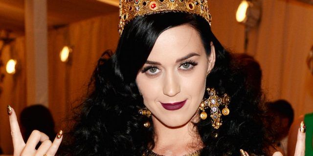 Katy Perry vestita da regina