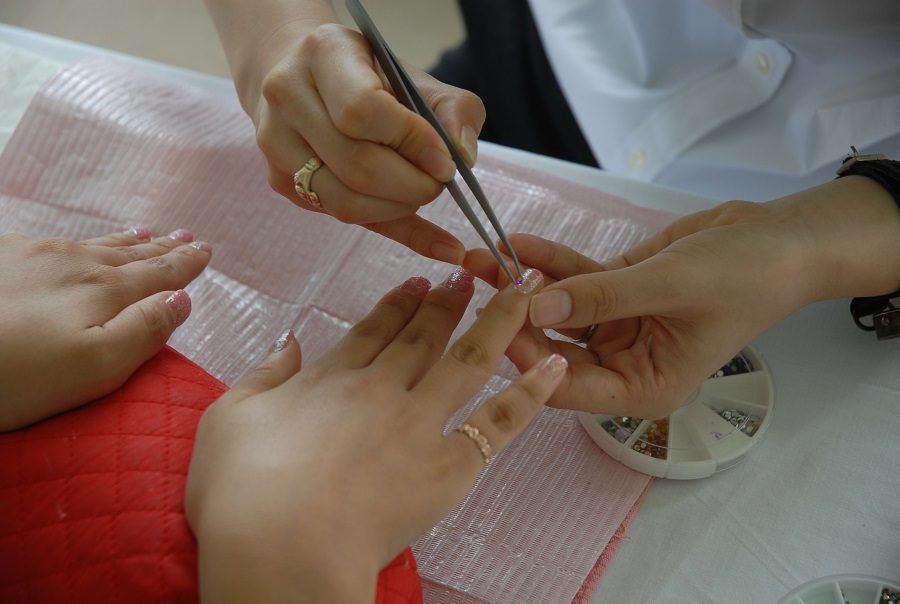 Prima la manicure, poi le unghie a mandorla