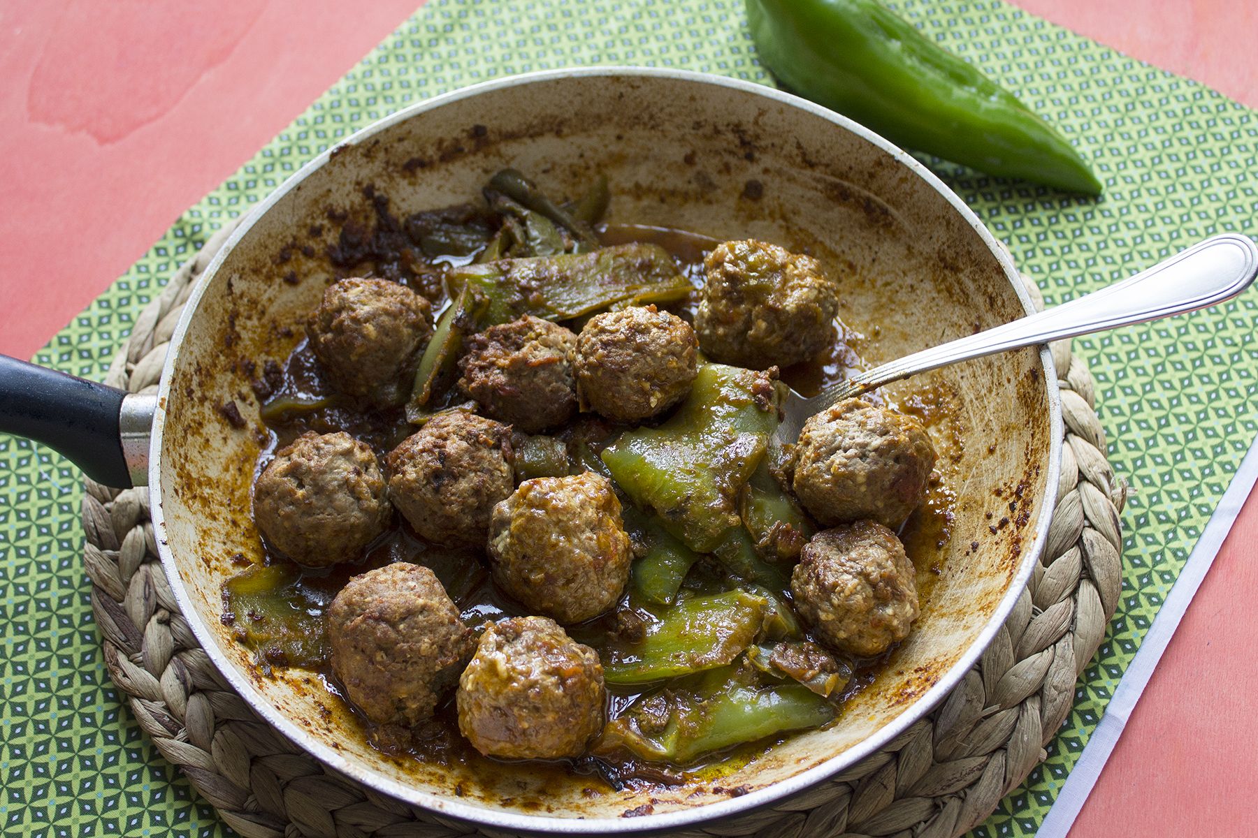 Polpette di carne al sugo rosso con peperoni verdi