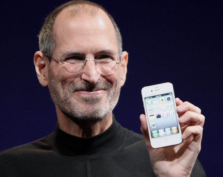 Steve Jobs con un iPhone in mano