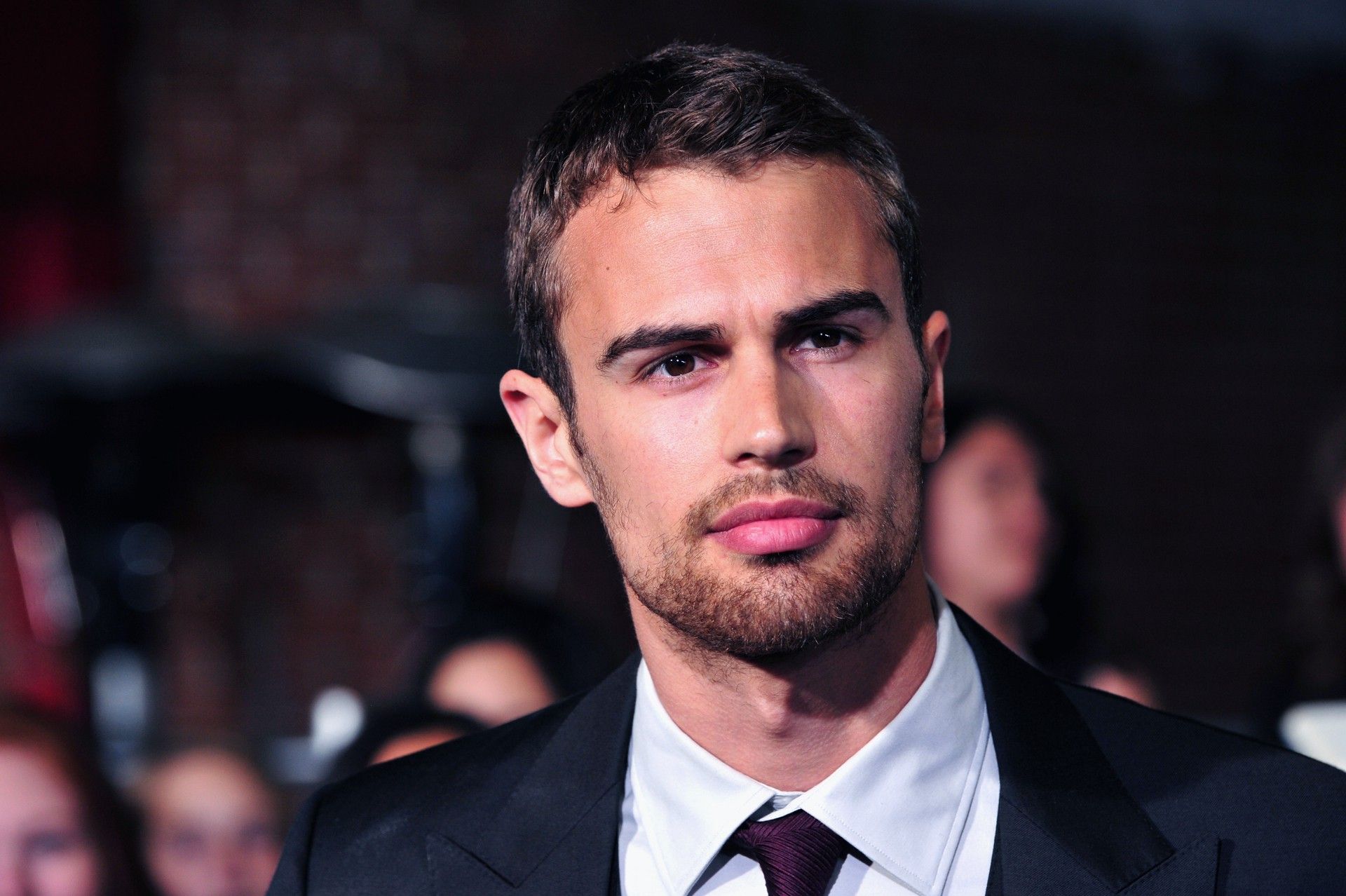 Theo James: dall’eroe epico all’uomo comune