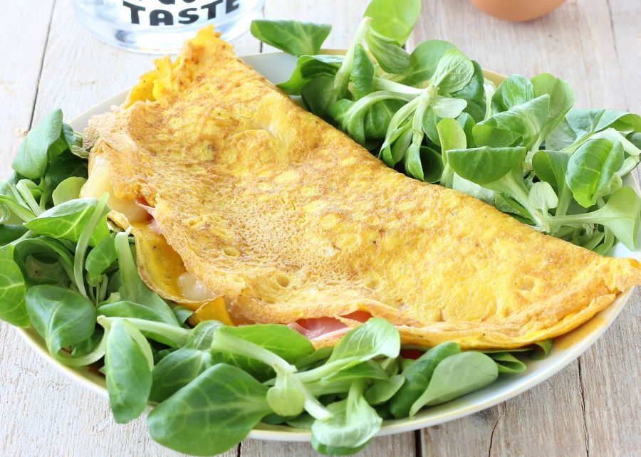 Omelette con prosciutto e formaggio