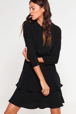 Abito nero con volant di Selected Femme (90 €)