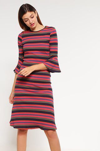 Vestito a righe con volant sulla manica di The Fifth Label (80 €)