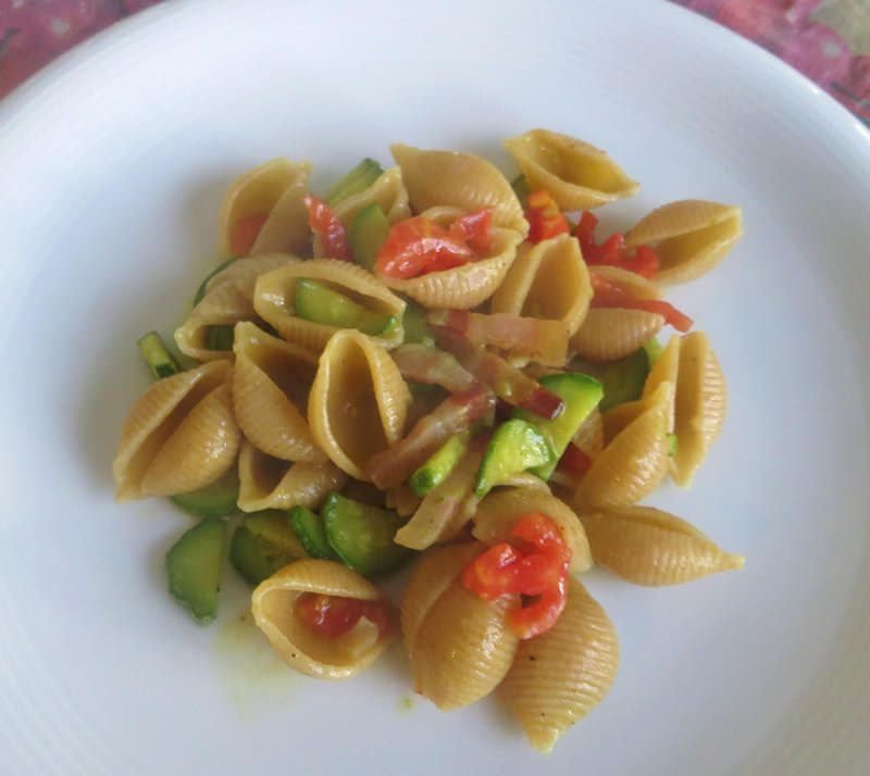 Conchiglie con zucchine e pomodorini