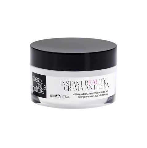 Trattamento correttore rughe “High Definition” ad effetto ritocco. Giorno dopo giorno, il Total Collagen Care complex riempie progressivamente le micro-rughe e aiuta a ridelineare i contorni del viso per un’azione anti età intensiva.