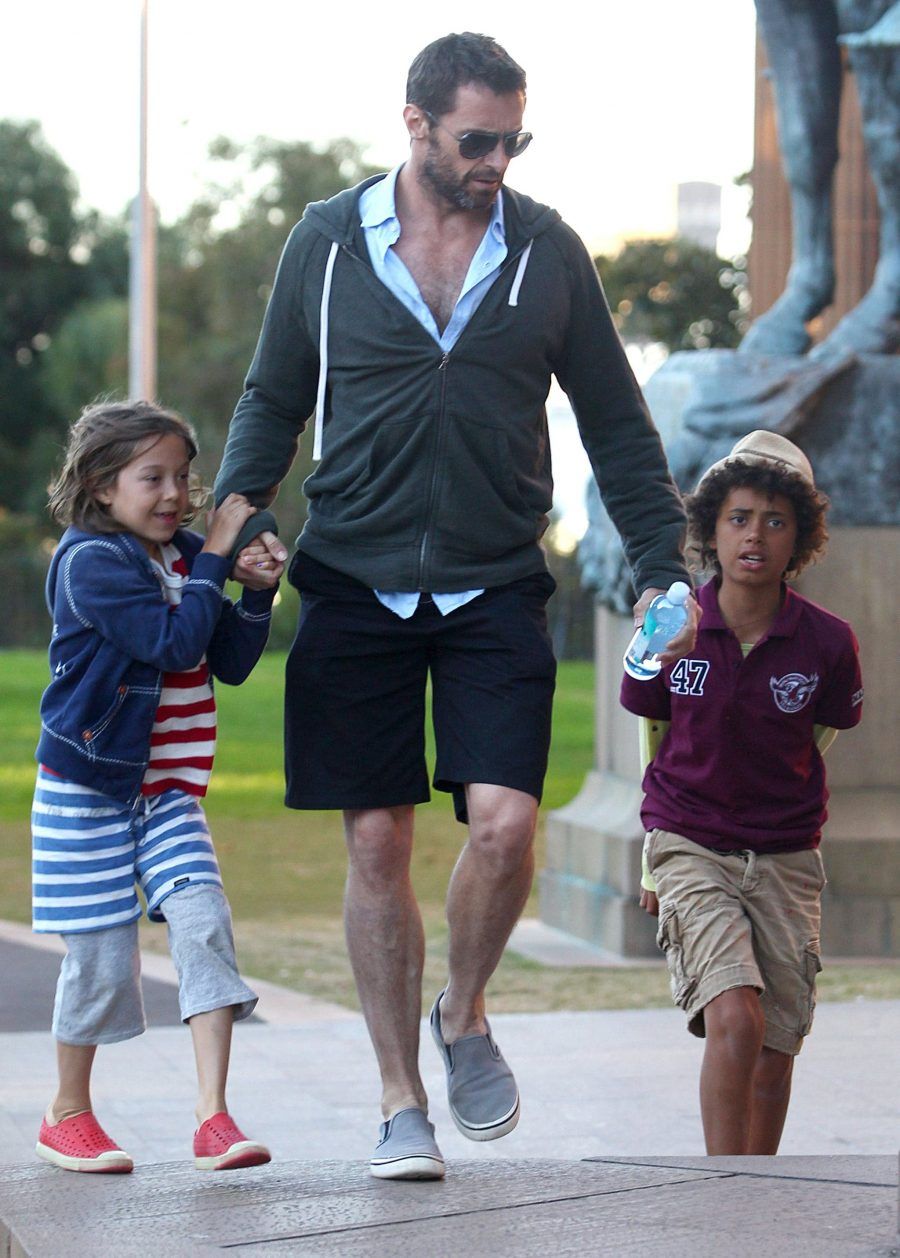 Hugh-Jackman-chatted-his-children-Oscar-Ava-while-spending