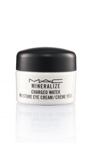 Mineralize Charged Water Moisture Eye Cream è una ricca crema per occhi che idrata, illumina e usata costantemente riduce l'aspetto di occhiaie, borse e linee. Inoltre lenisce all'istante, sgonfia, ed enfatizza la radiosità della pelle. Vanta il 77 Mineral Complex.