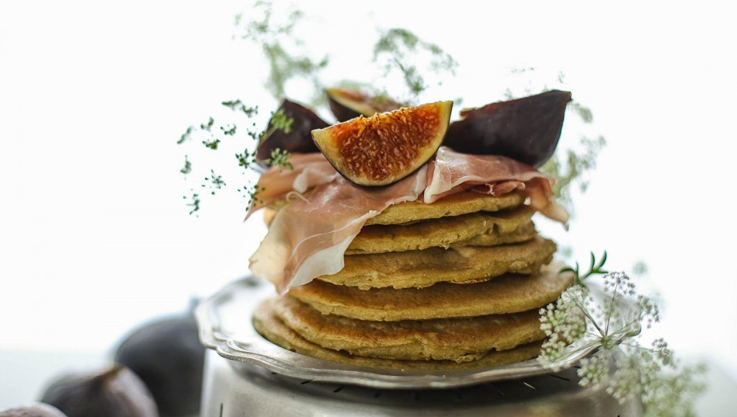 Pancake salati con crudo e fichi