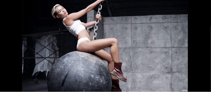 Questa è la versione vestita di Wrecking Ball, c'è anche quella nuda