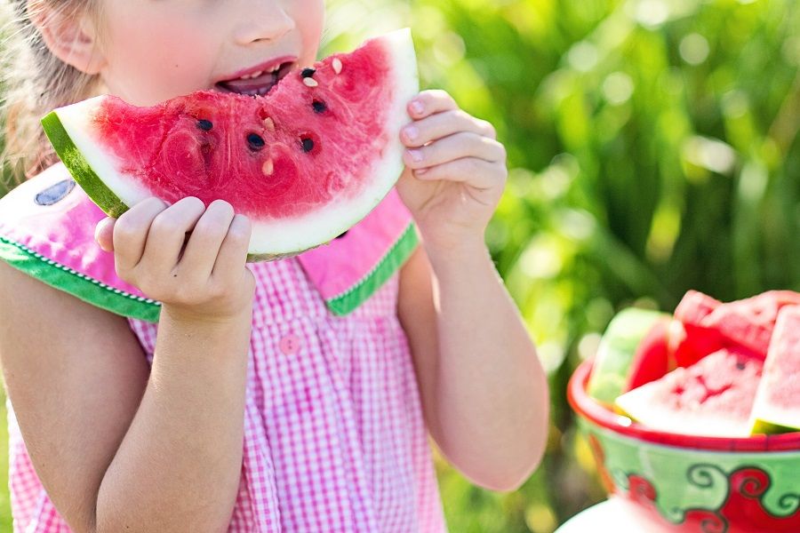 Bambina che mangia l'anguria