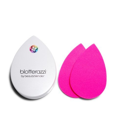 Blotterazzi by beautyblender elimina il sebo con una semplice spugnetta.
