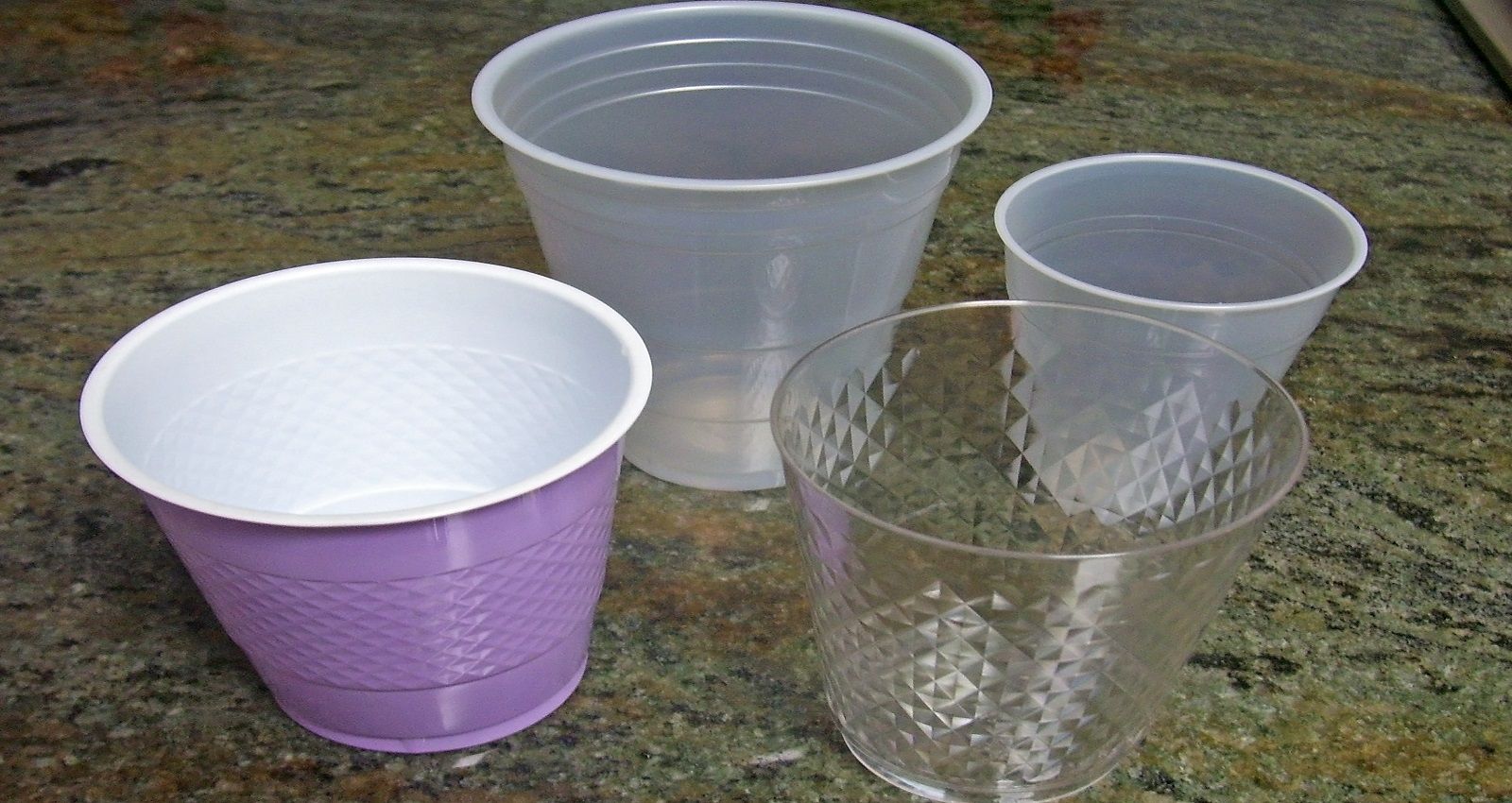 Riciclo creativo: come riutilizzare i bicchieri di plastica