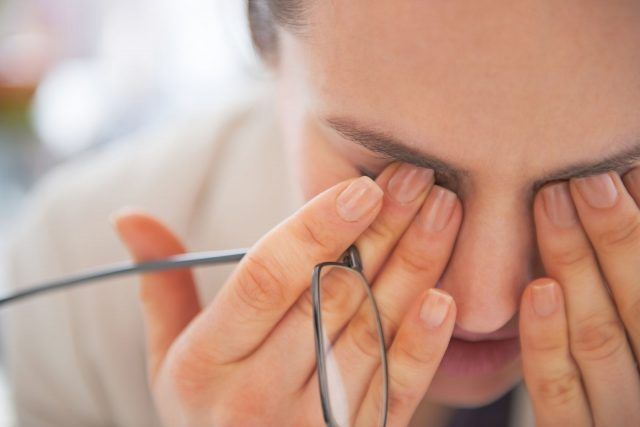 Lavorare davanti al pc, può stancare molto i nostri occhi. Tuttavia, cerchiamo di evitare il più possibile di stropicciarli con le dita, causando così rossori e irritazione.