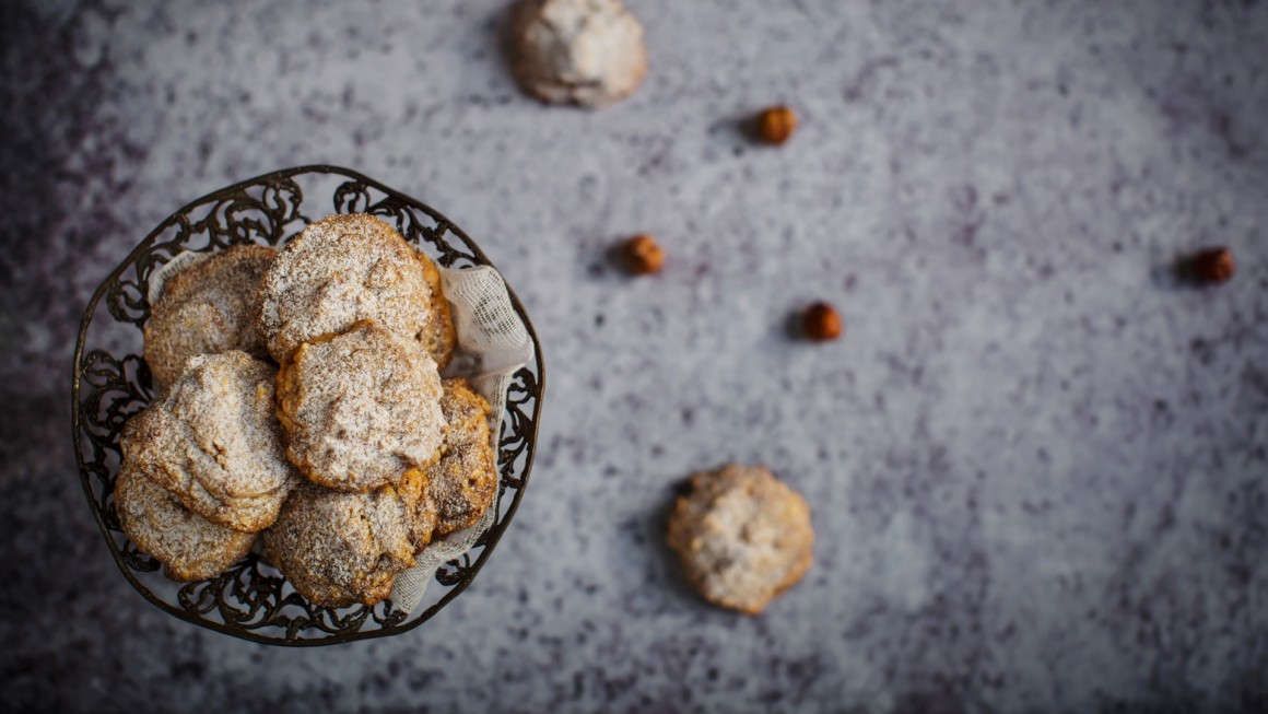 La video ricetta dei semplici biscotti con nocciole e gianduia