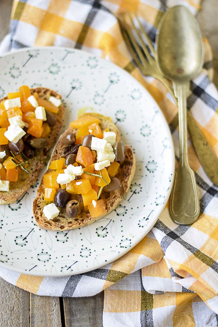 Bruschetta con feta, olive e zucca