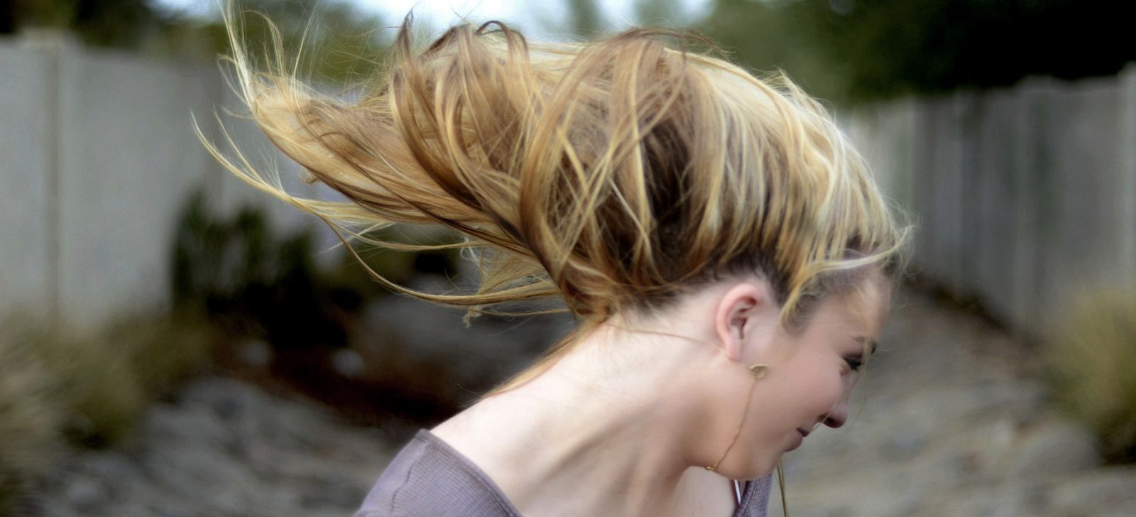 Perché bisogna lavare i capelli con l’acqua fredda o tiepida?