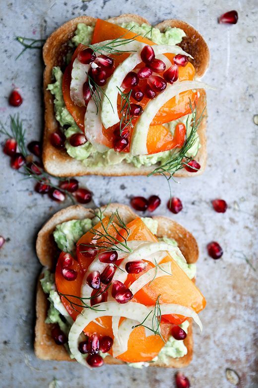 Avocado toast con cachi