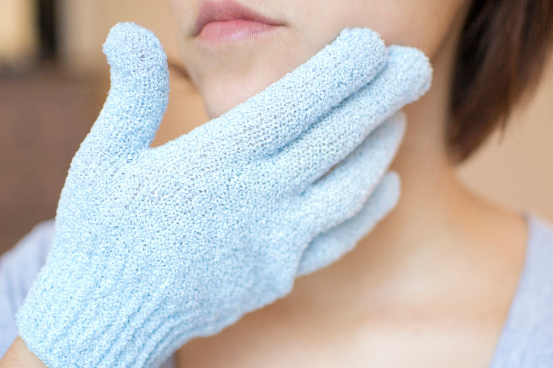 Come si usano i guanti per lo scrub