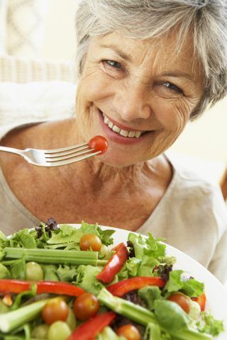 Va bene mangia di tutto, soprattutto cibi che contengono acidi grassi Omega3 che favoriscono la produzione di collagene.