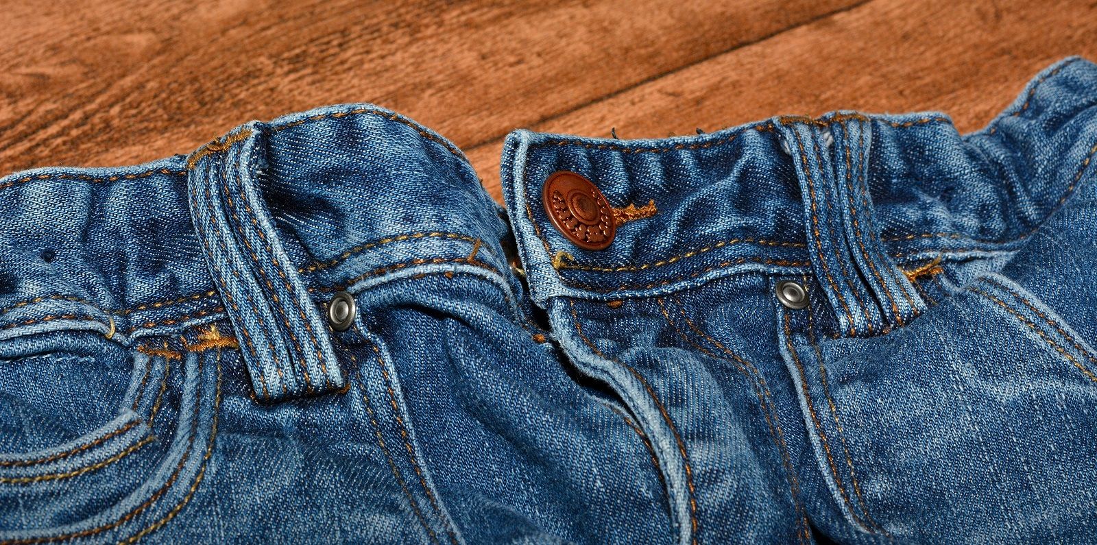 Trucchi per rimuovere le macchie d’olio dai jeans