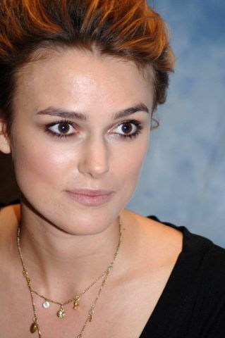 Qualche brufoletto nella zona della fronte per Keira Knightley.