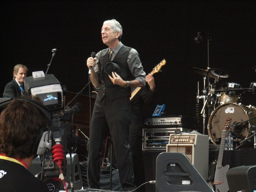 Leonard Cohen durante un concerto